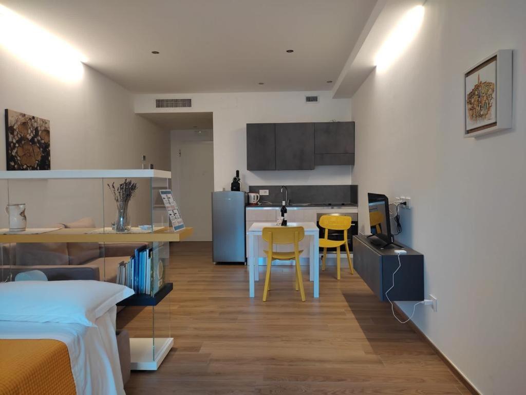 Appartement Domus13-With Private Parking à Bari Extérieur photo